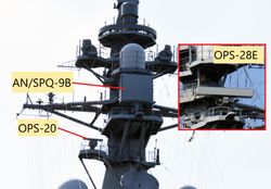 대수상 레이더 교체 후의 마스트 (오른쪽은 교체 전의 OPS-28)