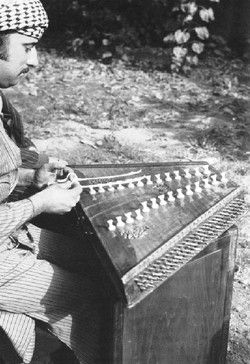 비표준 이라크 산투르를 연주하는 찰기 산투르 연주자