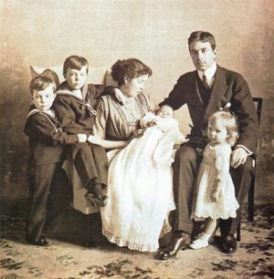 1912년 잉리드 공주(오른쪽 끝)와 아버지, 어머니, 세 형제