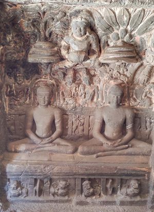 앉아 있는 지나