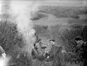 특유의 녹색 베레모를 착용한 벨기에 코만도 부대가 1945년 훈련 중 박격포를 발사하고 있다.