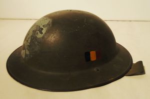 네덜란드 국립 해방 박물관 소장품인, 영국의 "토미 헬멧"에 벨기에 국기를 추가한 모습