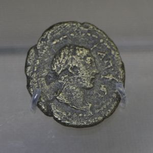 사포의 머리가 묘사된 미틸리니의 동전. 서기 2세기.