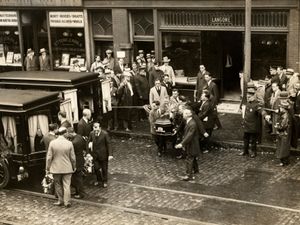 보스턴 장례식장에서 사코와 반제티의 관을 운반하는 모습.