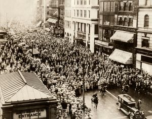 수천 명의 사람들이 보스턴 화장터로 향하는 사코와 반제티의 유해를 실은 장례 행렬을 따르고 있다.