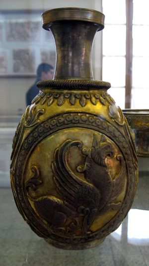 은잔 위의 시르달, 이란 미술