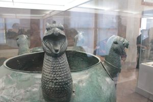 그리핀과 사자가 있는 솥. 에트루리아 시대.