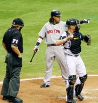 라미레스가 1루심에게 체크 스윙에 대해 물어보는 모습