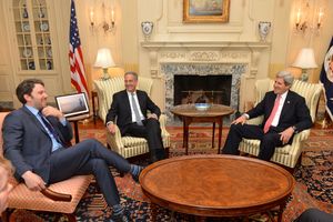 애플렉과 러스 페인골드, 그리고 2014년 2월 존 케리 국무장관