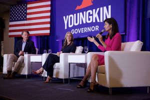 헤일리가 2021년 글렌 영킨의 주지사 선거 운동을 지지한다.