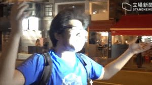 2019년 10월 3일, 행인이 타이 와이에서 진압 경찰에게 공격받았다.