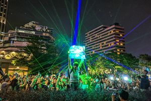 시민들에게 레이저를 쏜 경찰의 행위를 비판하는 퍼포먼스를 하고 있는 홍콩의 시위대