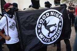 "백인 우월주의는 꺼져라"는 깃발을 든 반파시스트들