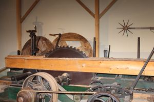 메인 주립 박물관(Maine State Museum)의 원형 목재 절단 톱, 오거스타, 메인 주.