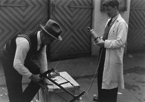 1930년대 톱 소리를 녹음하는 남자