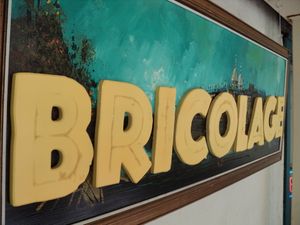 재활용 가게 그림에 브리콜라주 기법을 사용하여 제작된 자기 참조 표지판