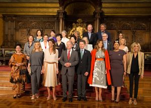 2017년 함부르크에서 열린 G20 정상회의에서 숄츠와 각국 정상 및 정부 수반 배우자들