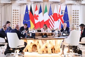 2024년 6월 13일 이탈리아에서 열린 50차 G7 정상 회담에서 쥐스탱 트뤼도, 조르자 멜로니, 리시 수낵 등과 숄츠