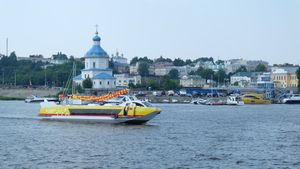 추바쉬 색상의 도시 간 수륙 이동 여객선