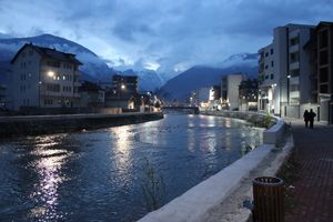 룸바르디 이 페예스 강이 도시를 흐르는 모습