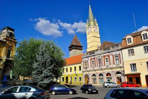 2017년 투르눌 클로포텔로르(종탑)과 투르눌 트롬페치로르(나팔탑)의 모습