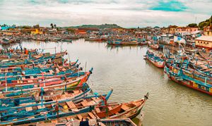 호숫가 지역 사회의 어선들