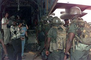 가나 육군(Ghana Army) 군인들이 코토카 국제공항에서 로크히드 C-130 허큘리스에 탑승하여 라이베리아에서 진행되는 서아프리카 경제 공동체 감시단(Economic Community of West African States Monitoring Group) 임무에 참여하고 있다.