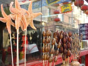 중국의 노점에서 판매되는 튀긴 불가사리