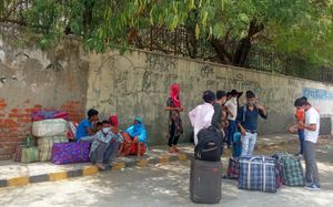 봉쇄 4단계 동안 델리에서 발이 묶인 이주 노동자