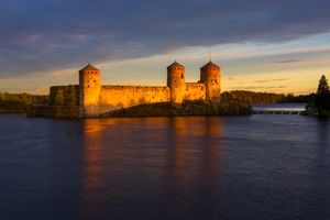 올라빈린나는 15세기에 지어진 3개의 탑이 있는 성이다.