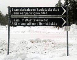 핀란드 이노리의 4개 언어(위에서 아래로 핀란드어, 북부 사미어, 이나리 사미어, 스콜트 사미어)를 사용하는 거리 표지판. 이노리는 핀란드에서 4개의 공식 언어를 사용하는 유일한 자치구이다.