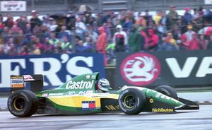 로터스 107(Lotus 107). 프론트 윙 윙팁에 일본물산 로고가 부착되어 있다. (1992년)