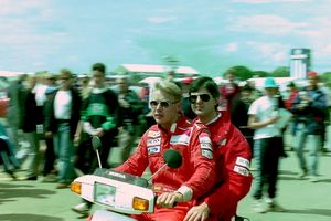 1993 영국 그랑프리 전에 패독에 있는 하키넨