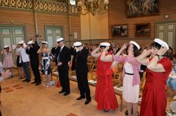 고등학교 신입 졸업생들이 하얀 학생모를 쓰고 있다.