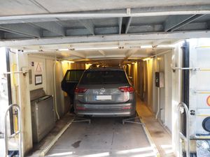 헬싱키에서 콜라리행 열차에 자동차를 싣는 모습.