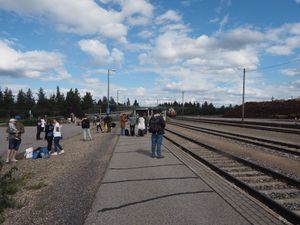 콜라리 기차역에서 차를 내리기 위해 기다리는 사람들.
