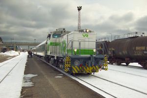 현대화되고 색상이 변경된 디젤 기관차가 2011년에 Varkaus역으로 가는 광역 열차를 견인한다.