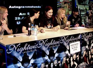 2007년 함부르크에서 사인회를 하는 나이트위시