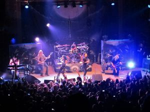 나이트위시가 엘리즈 라이드와 알리사 화이트-글루즈와 함께 콜로라도주 덴버에서 공연하는 모습. 이들은 아네테 올존을 대신해 공연했다. 이후 올존은 밴드에서 탈퇴했다.