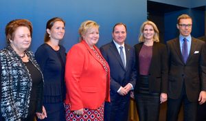 왼쪽부터 스트라우유마, 에스토니아의 안스링 무역 기업 장관, 노르웨이의 에르나 솔베르그 총리, 스웨덴의 스테판 뢰벤 총리, 덴마크의 헬레 토르닝-슈미트 총리, 핀란드의 알렉산데르 스투브 총리 (2014년 10월 27일)