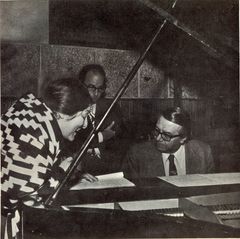 작곡가이자 민속학자인 아리엘 라미레스(피아노를 치는 모습)와 메르세데스 소사, 1972년.