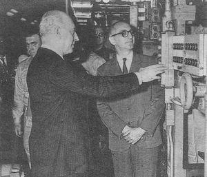 설립자 로베르토 노블(왼쪽)과 아르헨티나 대통령 아르투로 프론디지(1960년)