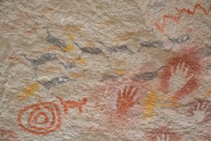 달리는 검은색 관코의 그림. 이 예시는 A2 양식의 전형적인 모습이다.