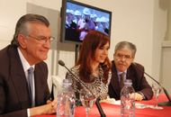 호세 루이스 조야, 크리스티나 페르난데스 데 키르치네르와 함께 카라콜레스 댐 개통식에 참석