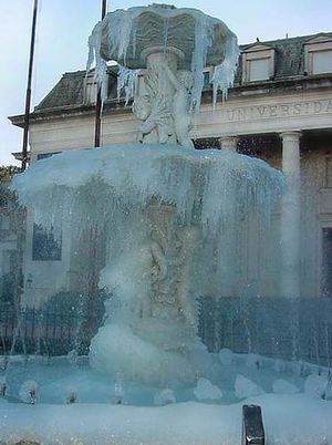 국립 남부 대학교 입구에 있는 롤라 모라의 분수