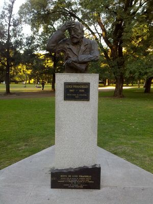 루이지 피란델로의 기념비. 이탈리아 도시 아그리젠토 (시칠리아)가 아르헨티나 도시 부에노스 아이레스에 기증. 아르헨티나의 시칠리아 공동체에 대한 헌사이다.