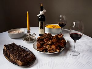 구운 돼지고기, 러시아식 샐러드와 레드 와인이 포함된 전형적인 세르비아 크리스마스 식사.