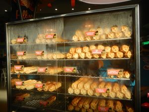 다양한 속재료를 사용한 필리핀 와플 도그의 상업적 변형