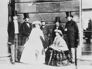 레오폴드(오른쪽), 빅토리아 여왕, 오포르투 공작(훗날의 포르투갈의 루이스 1세)(중앙) 및 나머지 가족들과 함께, 1859년