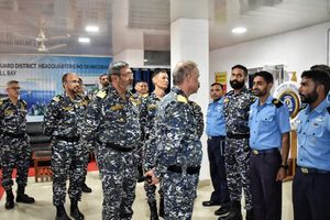 인도 해안 경비대 요원이 NWU Type-1 위장복을 착용하고 있으며, 오른쪽의 요원이 착용한 "파란색 작업복"을 대체하고 있다.